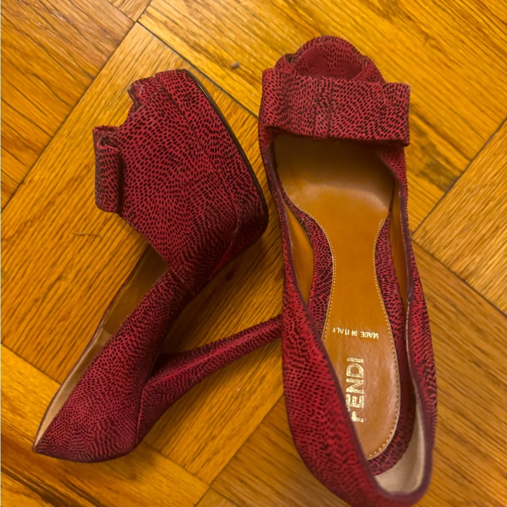 Textured Deco Fendi Bow Peep Pump
